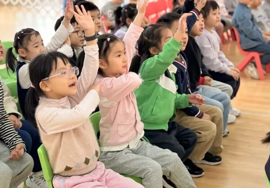 A Mysterious Companion Appears in Kindergarten! Did AI Robots Stump the Children?
