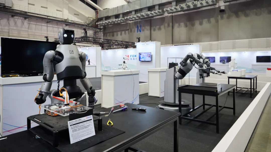 Foxconn's Smart Manufacturing Robots Debut: Enhancing Robotic Arm Dexterity through AI Training