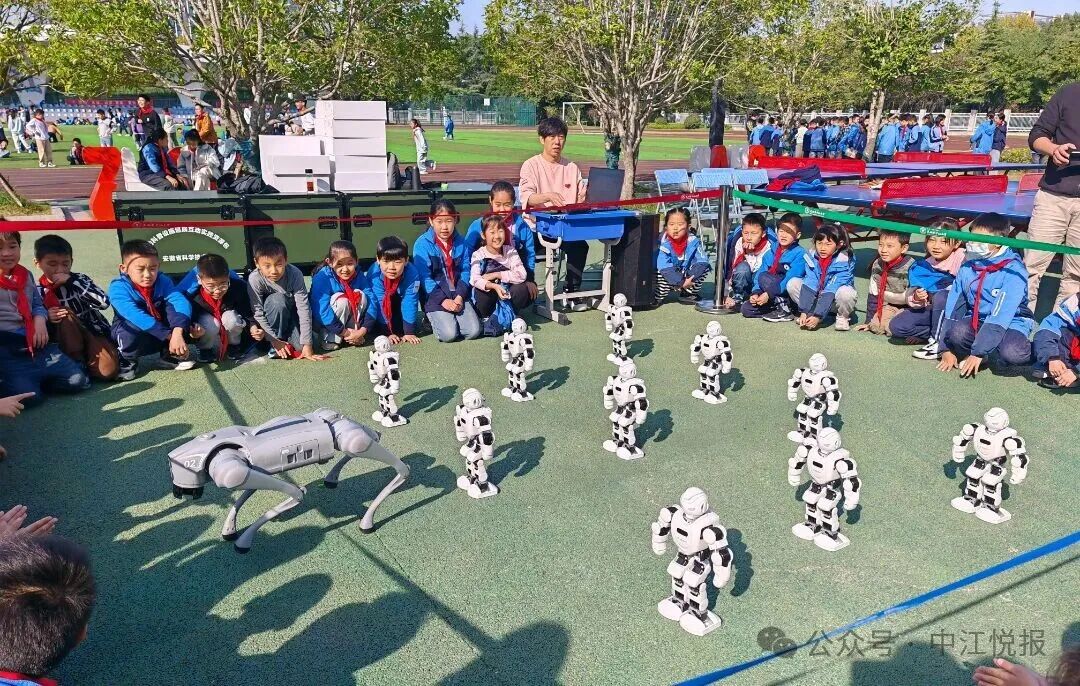 Robot Team Showcases Skills on Campus: AI Wave Ignites Children's Innovation Dreams
