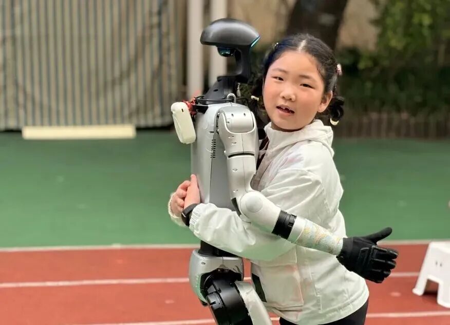 A Mysterious Companion Appears in Kindergarten! Did AI Robots Stump the Children?