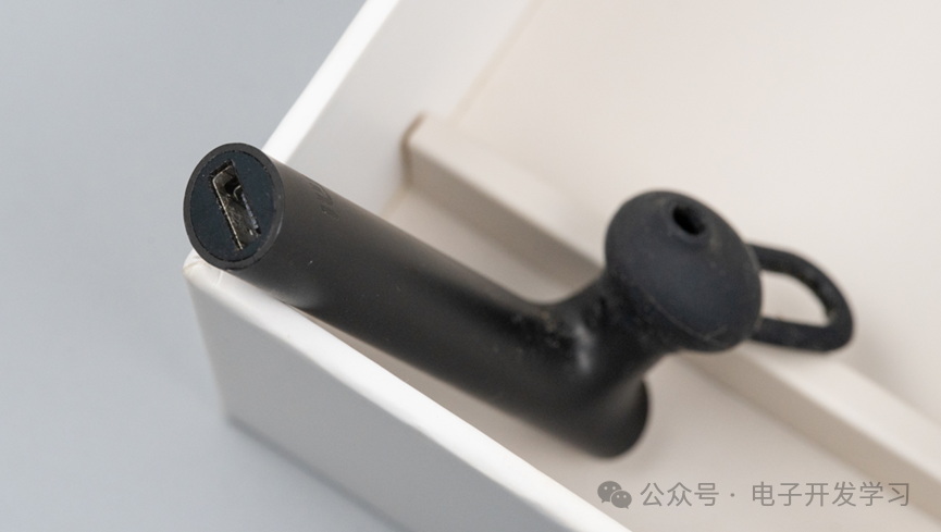 Disassembly of the Vintage Xiaomi First-Generation Bluetooth Headset: A 2014 Red Dot Award Product, Completely Dismantled!