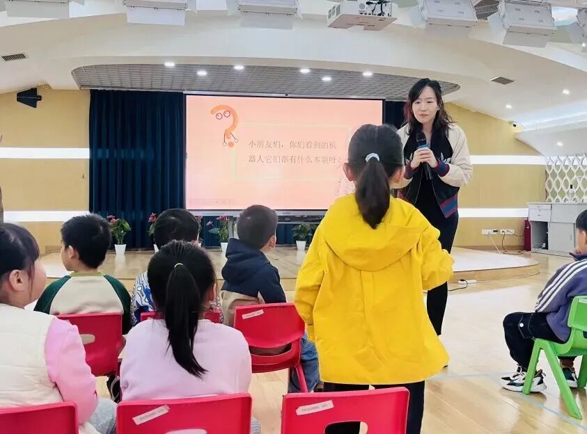 A Mysterious Companion Appears in Kindergarten! Did AI Robots Stump the Children?