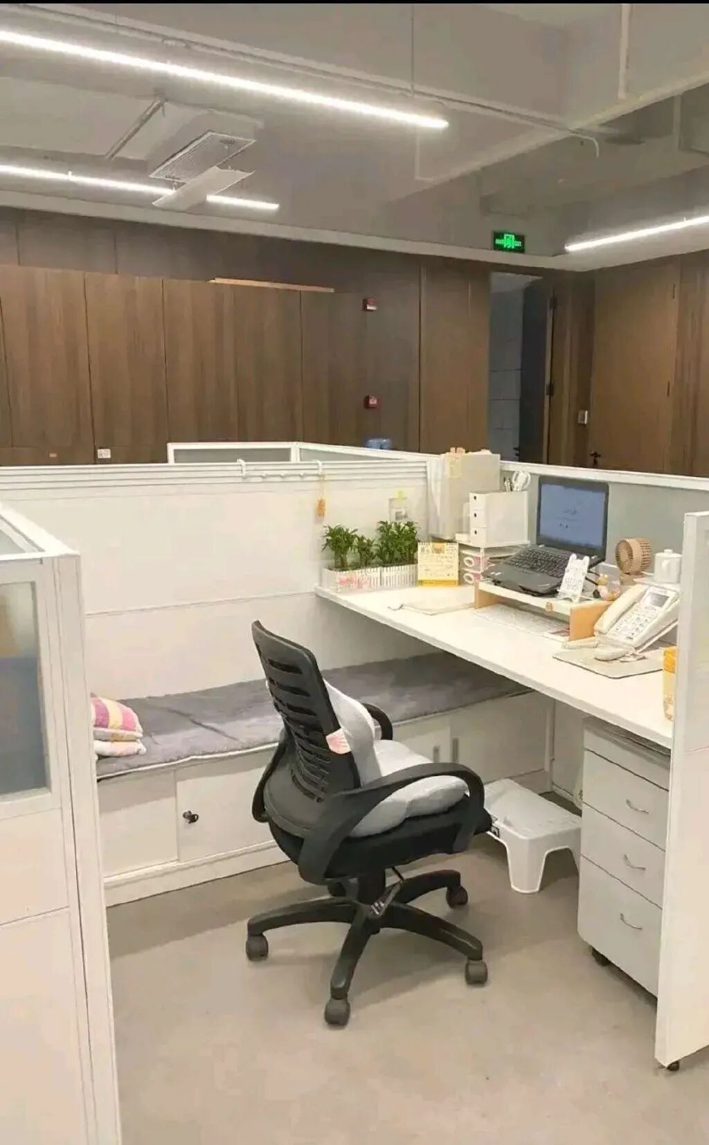 A Look at the Workspaces of Embedded Engineers