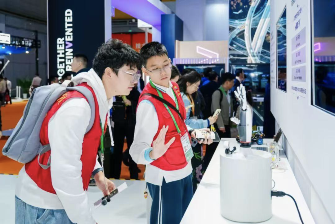 From Yushu Robotics and AI Toys to Personalized Sports Coaches: The New Educational Landscape Driven by Technology at the Import Expo