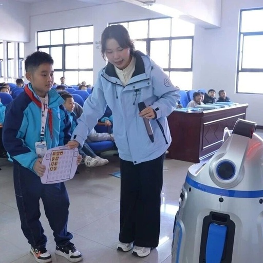 AI Robot 'New Teacher' Enters County Primary School, Initiating Intelligent Education
