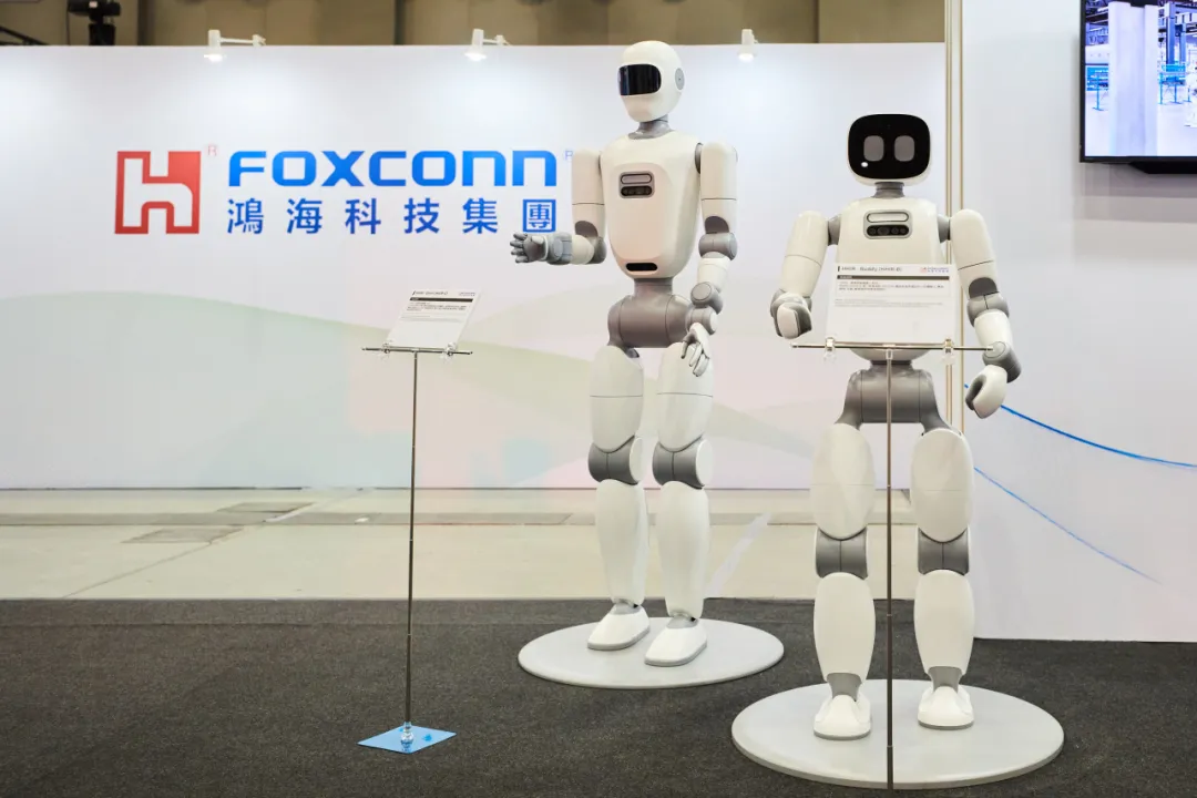 Foxconn's Smart Manufacturing Robots Debut: Enhancing Robotic Arm Dexterity through AI Training