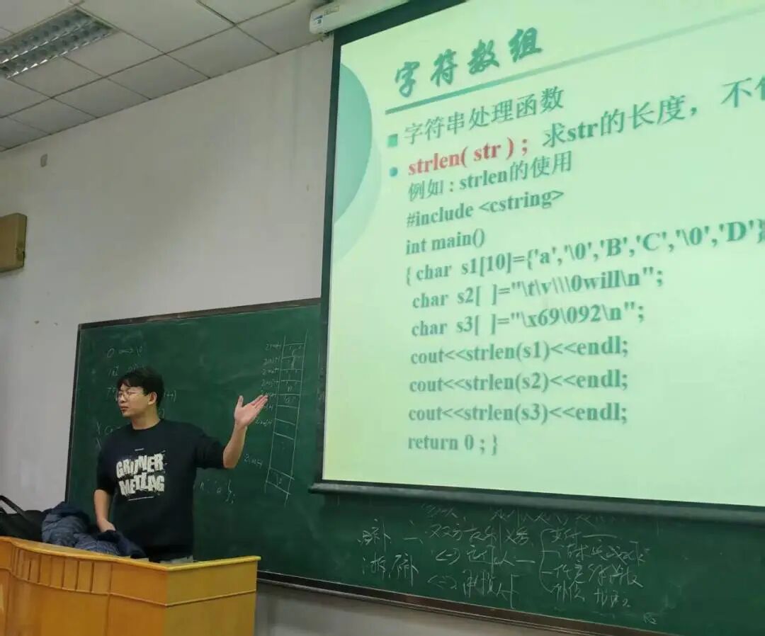 Frontline | Gold Medal Classroom: Luo Xianjin's 'C++ Programming' Makes Students the Main Characters