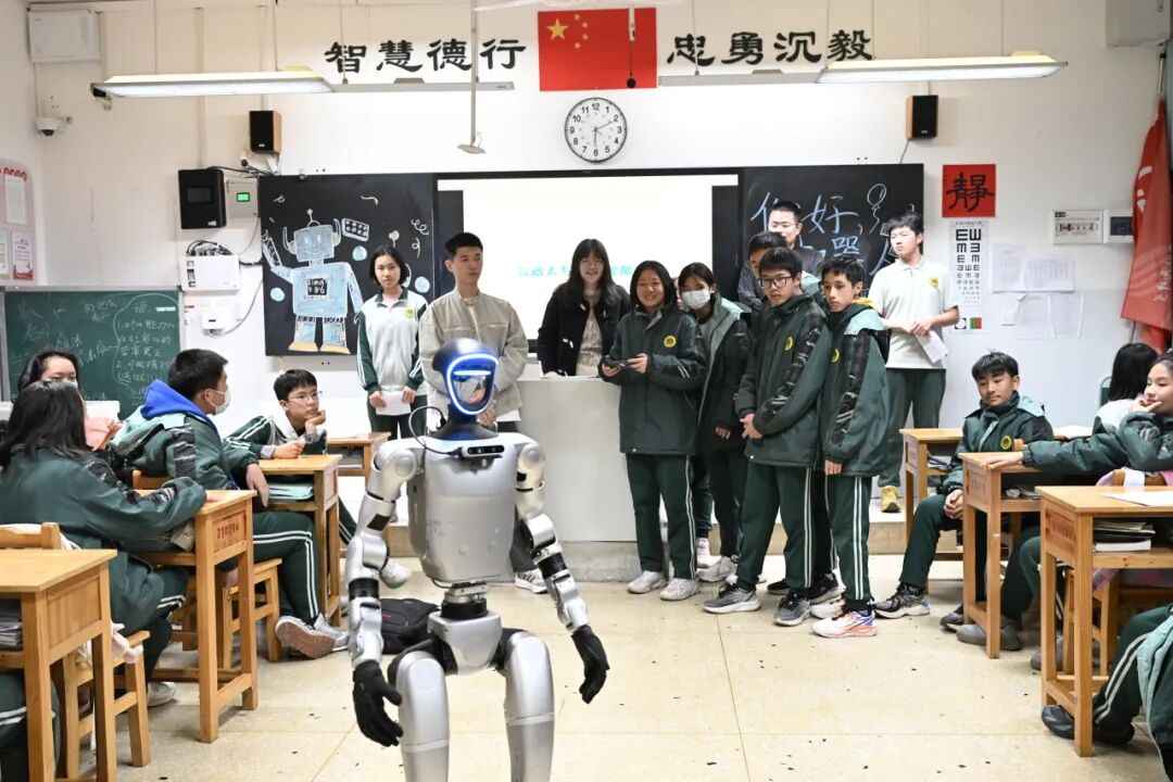Technology Illuminates the Future (Part 1) | When Robots Enter the Classroom, Students Begin Their Journey of Exploring Artificial Intelligence