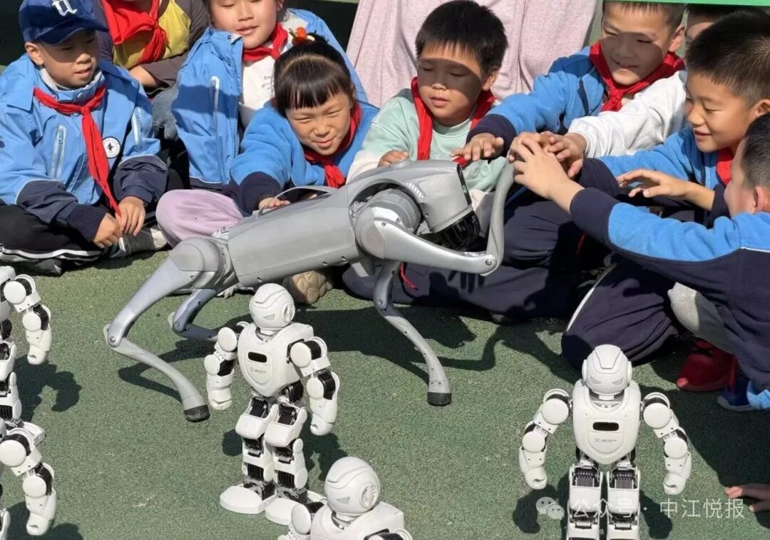 Robot Team Showcases Skills on Campus: AI Wave Ignites Children's Innovation Dreams