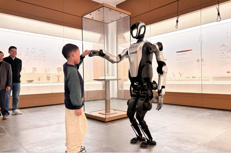 Encounter by the Lake! The S-Bay Robot Welcomes Guests at Dongtai Lake