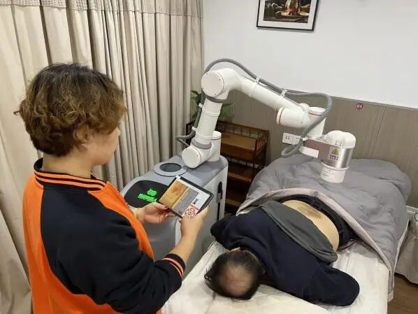 Innovative Elderly Care Technologies: AI Photo Albums, Smart Tongue Diagnosis, and Moxibustion Machines Available at Your Doorstep!