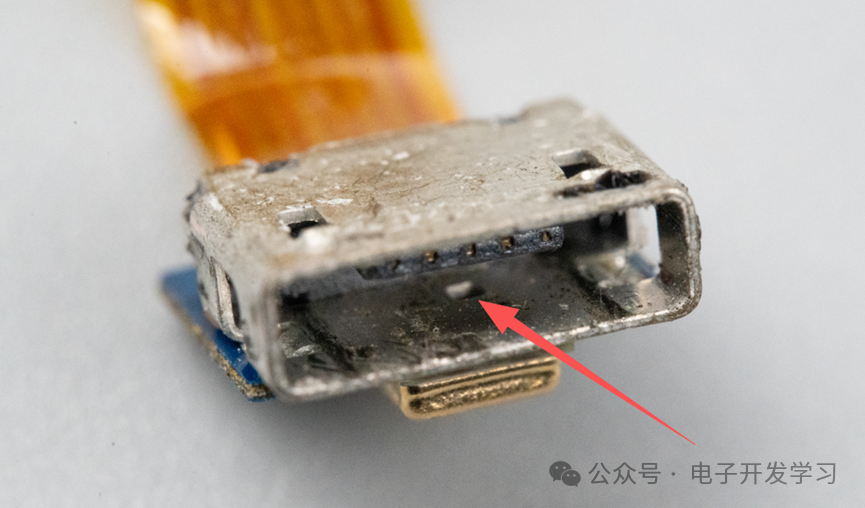 Disassembly of the Vintage Xiaomi First-Generation Bluetooth Headset: A 2014 Red Dot Award Product, Completely Dismantled!