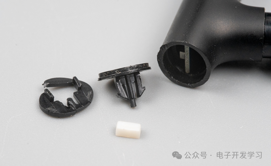 Disassembly of the Vintage Xiaomi First-Generation Bluetooth Headset: A 2014 Red Dot Award Product, Completely Dismantled!