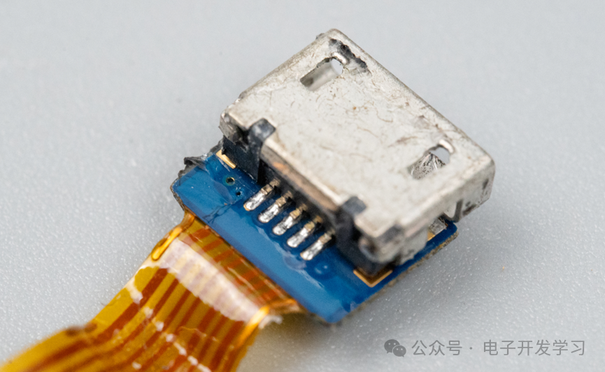 Disassembly of the Vintage Xiaomi First-Generation Bluetooth Headset: A 2014 Red Dot Award Product, Completely Dismantled!