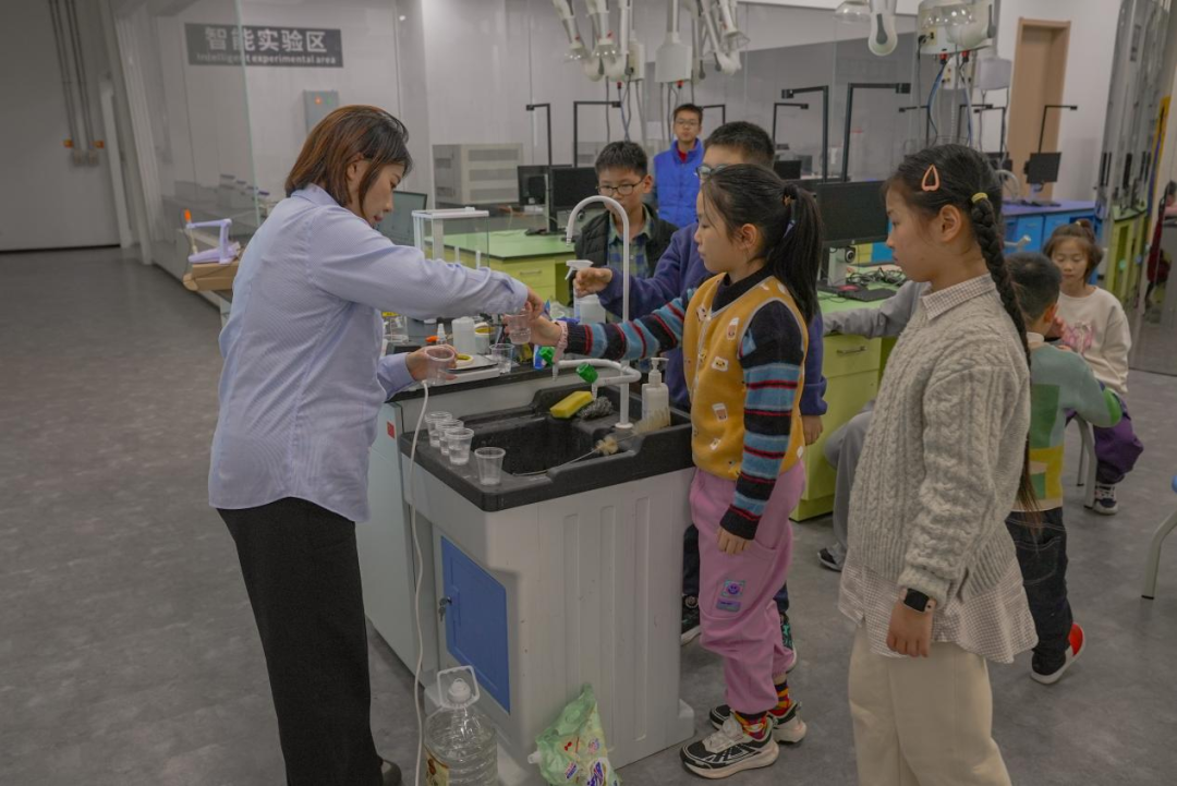 Utilizing Sensors: AI Robots Assist in 'Liquid Identification Master' at Anhui Youth Science Activity Center