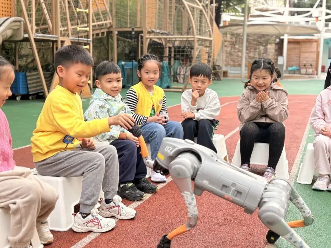A Mysterious Companion Appears in Kindergarten! Did AI Robots Stump the Children?