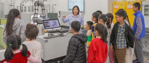 Utilizing Sensors: AI Robots Assist in 'Liquid Identification Master' at Anhui Youth Science Activity Center