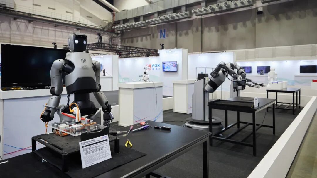 Foxconn's Smart Manufacturing Robots Debut: Enhancing Robotic Arm Agility through AI Training
