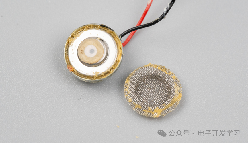 Disassembly of the Vintage Xiaomi First-Generation Bluetooth Headset: A 2014 Red Dot Award Product, Completely Dismantled!