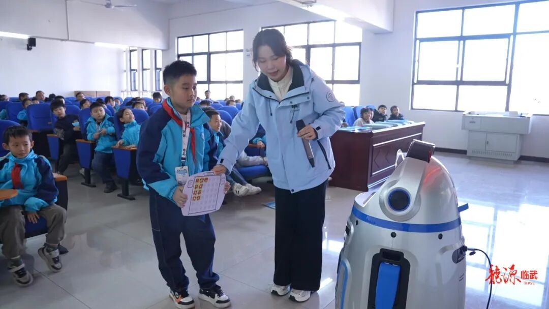 AI Robot 'New Teacher' Enters County Primary School, Initiating Intelligent Education