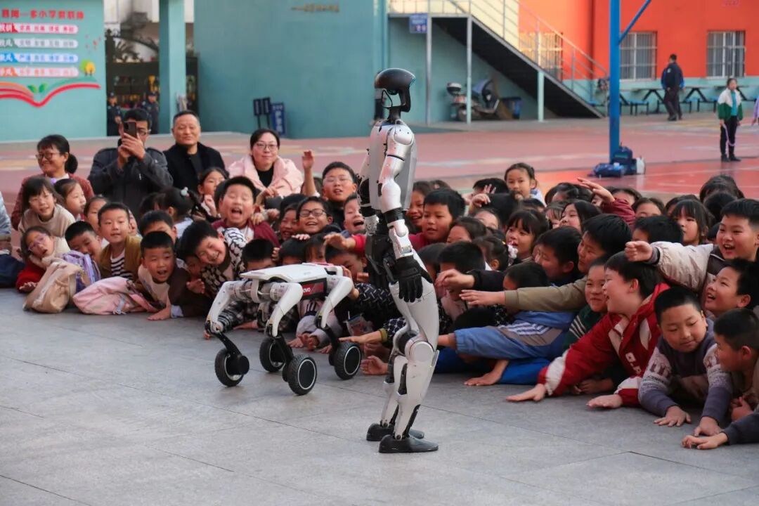 Qingmei Project | AI Robot Classroom Launched at Wen Yiduo Primary School in Xishui County