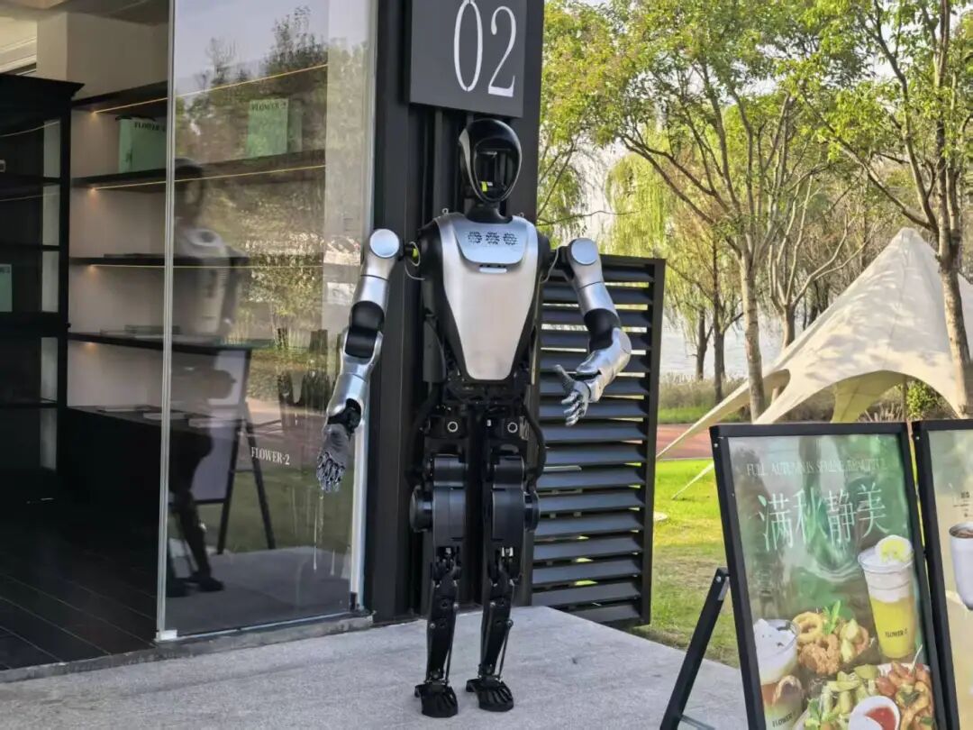 Encounter by the Lake! The S-Bay Robot Welcomes Guests at Dongtai Lake