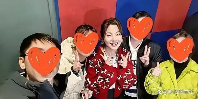 Xin Zhilei Returns to Her Hometown for a Class Reunion: Dressed Simply, Standing in the Spotlight, Chatting Casually in Her Native Dialect