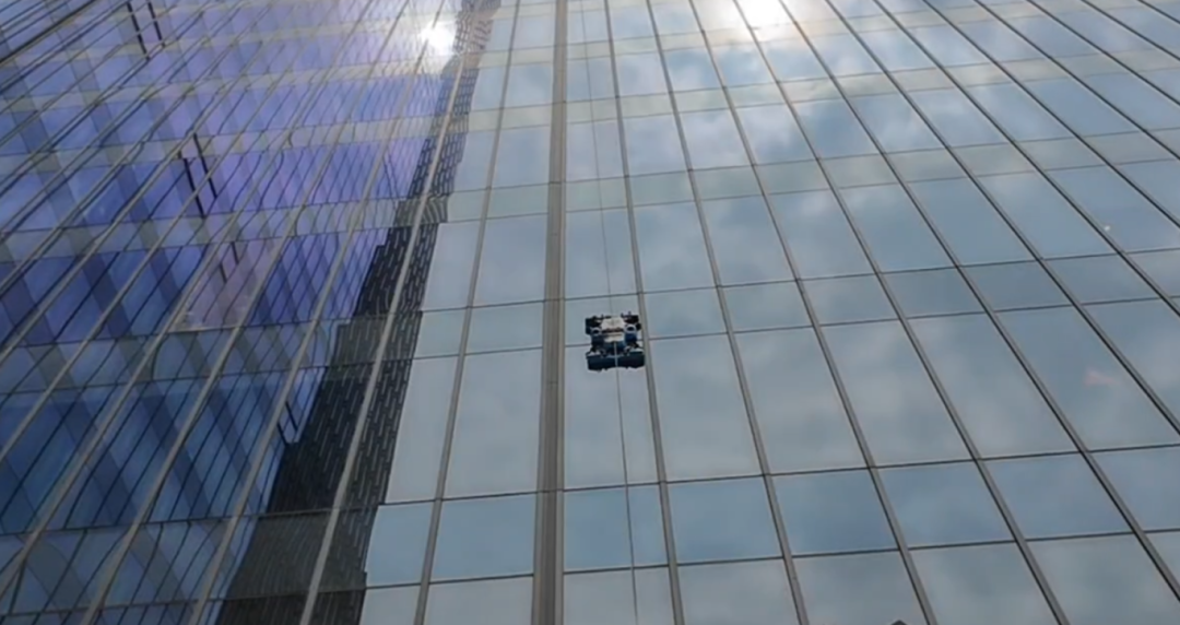 Empowering Technology! Environmental Group's AI Robot Assists in the 'One-Click Renewal' of the Jin Ying World Curtain Wall