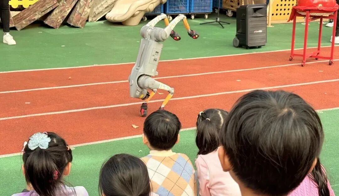 A Mysterious Companion Appears in Kindergarten! Did AI Robots Stump the Children?