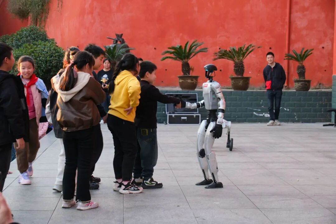 Qingmei Project | AI Robot Classroom Launched at Wen Yiduo Primary School in Xishui County