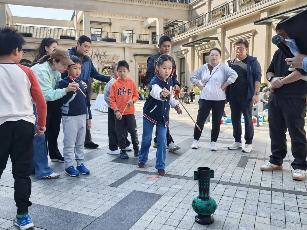 A Mysterious Companion Appears in Kindergarten! Did AI Robots Stump the Children?