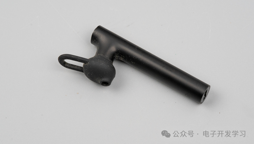 Disassembly of the Vintage Xiaomi First-Generation Bluetooth Headset: A 2014 Red Dot Award Product, Completely Dismantled!