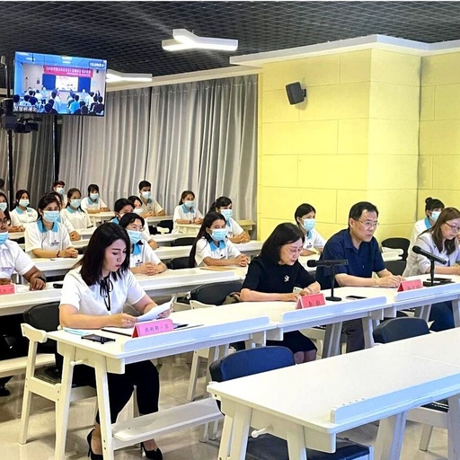 Building a Classroom Together in the Cloud: A Collaborative Online Learning Experience