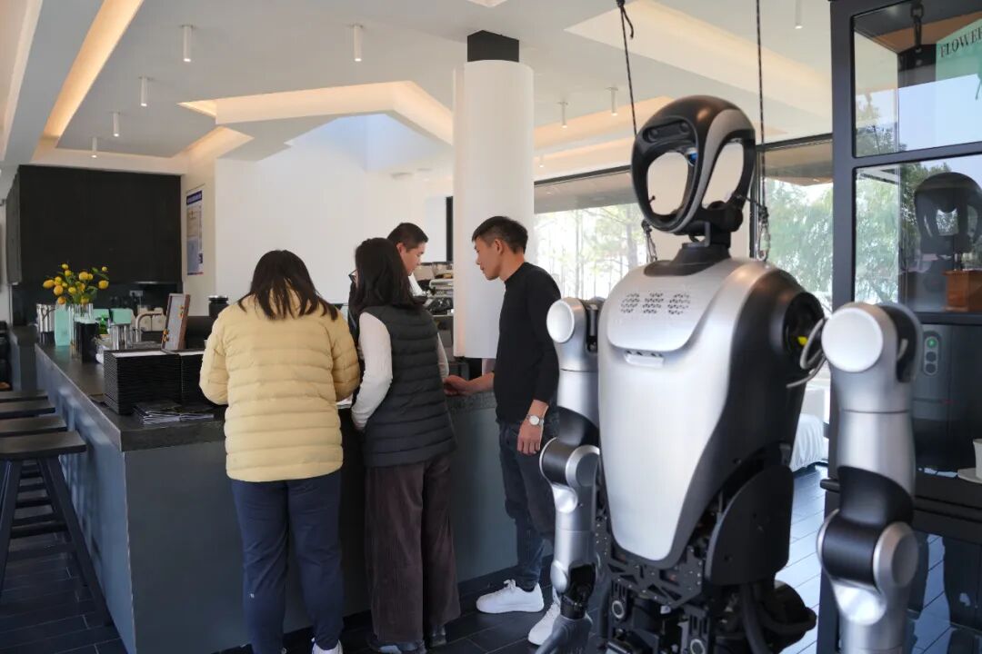 Encounter by the Lake! The S-Bay Robot Welcomes Guests at Dongtai Lake