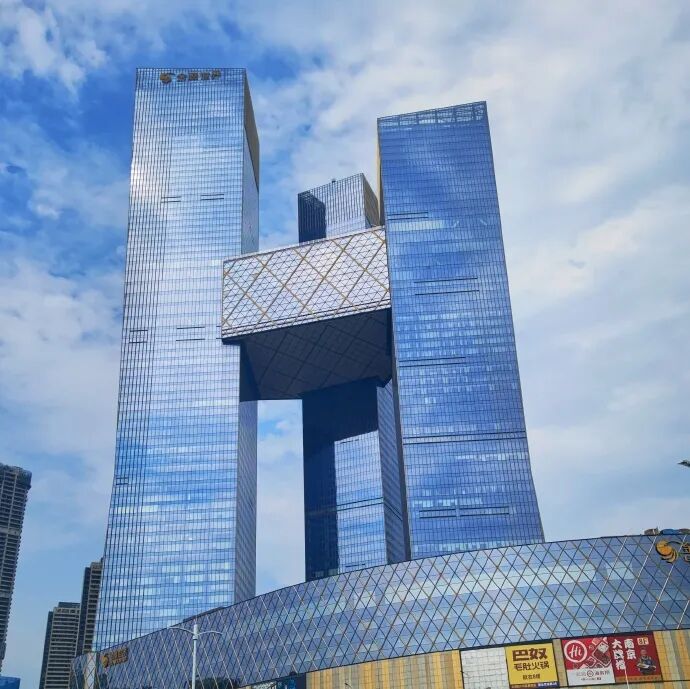 Empowering Technology! Environmental Group's AI Robot Assists in the 'One-Click Renewal' of the Jin Ying World Curtain Wall
