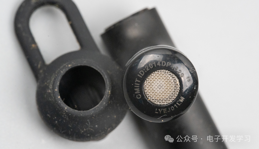 Disassembly of the Vintage Xiaomi First-Generation Bluetooth Headset: A 2014 Red Dot Award Product, Completely Dismantled!