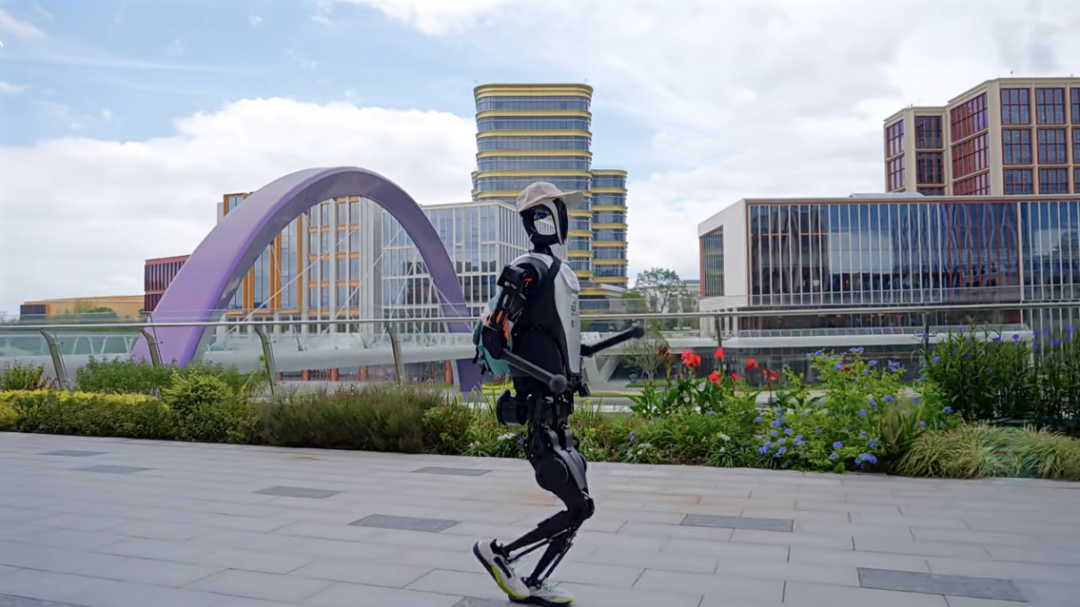 Encounter by the Lake! The S-Bay Robot Welcomes Guests at Dongtai Lake