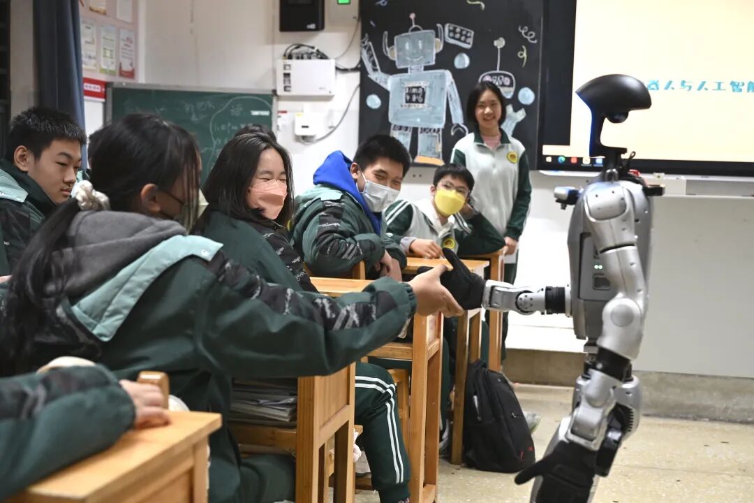 Technology Illuminates the Future (Part 1) | When Robots Enter the Classroom, Students Begin Their Journey of Exploring Artificial Intelligence