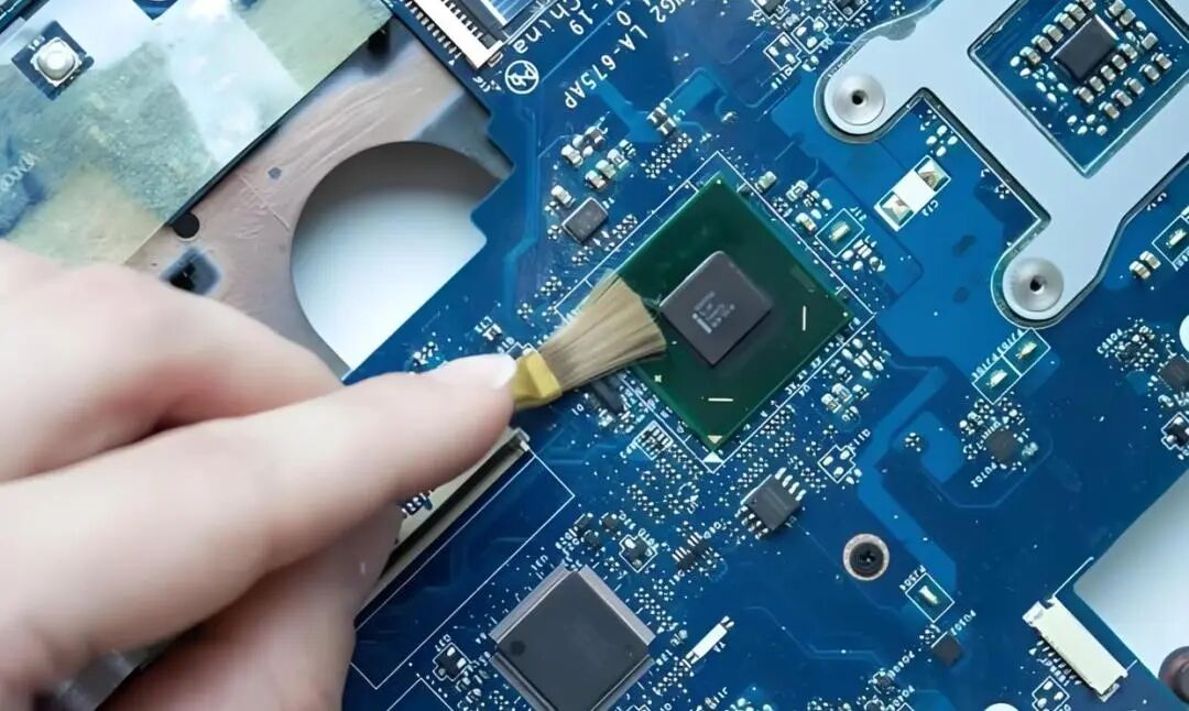 Using the Wrong Cleaning Agent Turns Circuit Boards into Scrap Metal! Repair Technicians Regret It Deeply!