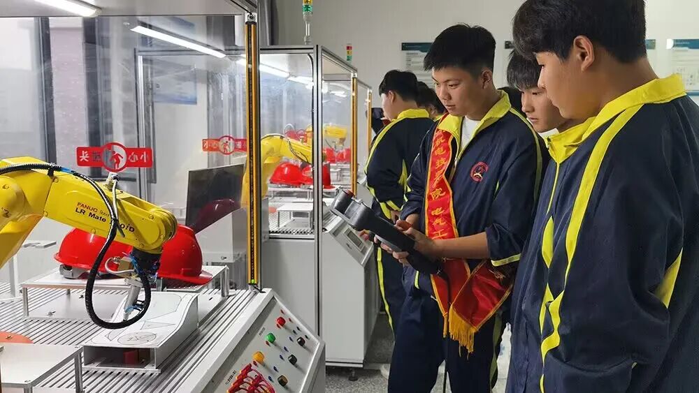 China Dream Day: From Circuit Boards to a Strong Nation, the Dream Chasing Light of Vocational School Electrical Students Shines Bright