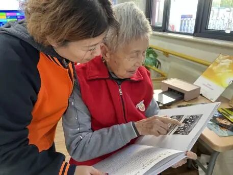 Innovative Elderly Care Technologies: AI Photo Albums, Smart Tongue Diagnosis, and Moxibustion Machines Available at Your Doorstep!