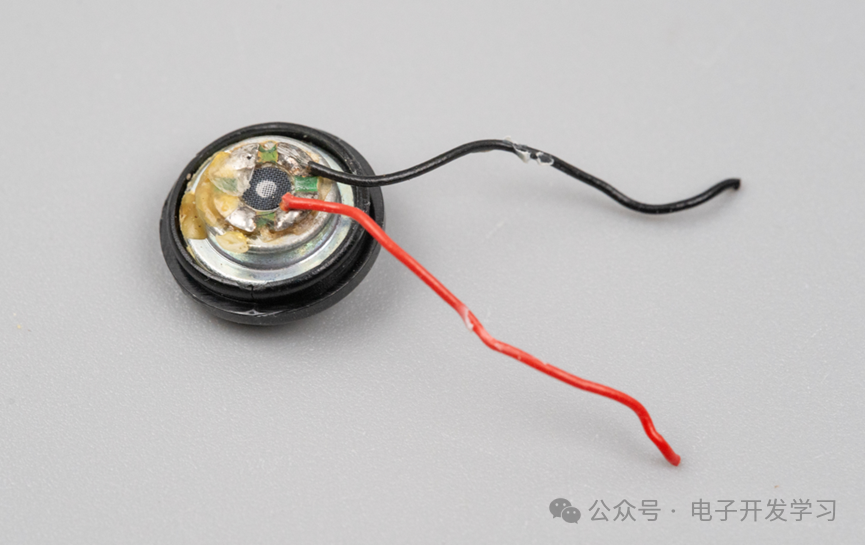 Disassembly of the Vintage Xiaomi First-Generation Bluetooth Headset: A 2014 Red Dot Award Product, Completely Dismantled!