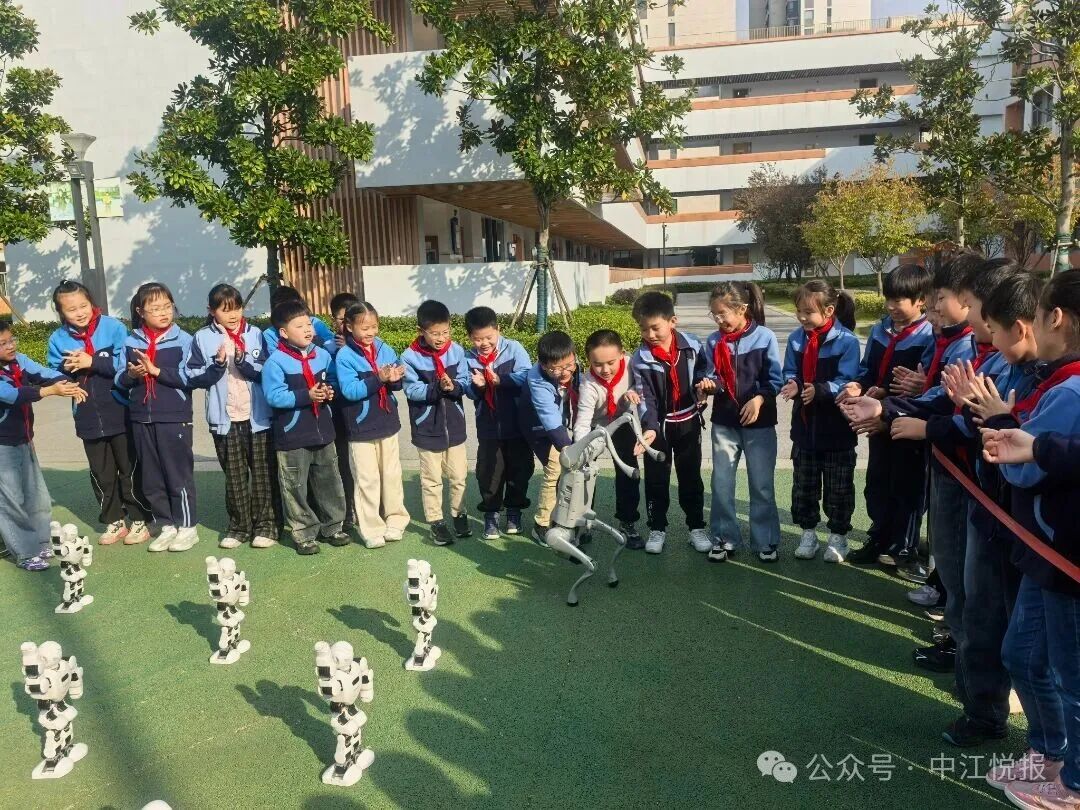 Robot Team Showcases Skills on Campus: AI Wave Ignites Children's Innovation Dreams