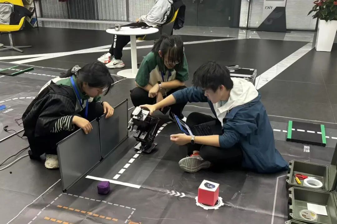 AI Innovation Robotics Team from Bochuan College Wins National Competition Awards