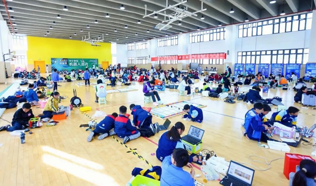 Robot Team Competition Welcomes 'AI Referee', Contestants Experience Artificial Intelligence in Action
